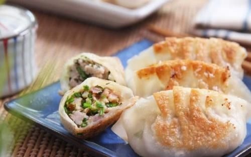 煎饺子的时候,别只会傻傻放油,多加一个步骤,饺子酥脆可口