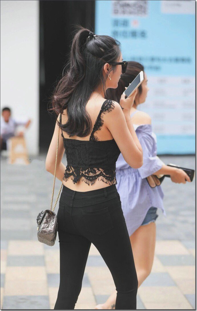 紧身|时尚街拍紧身牛仔凸显身材,小蛮腰才是重点