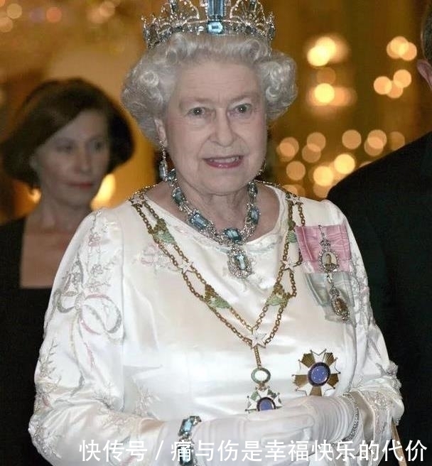 英女王的珠宝有些不吉利?原材料取自坟墓,由2000颗钻石珍珠组成