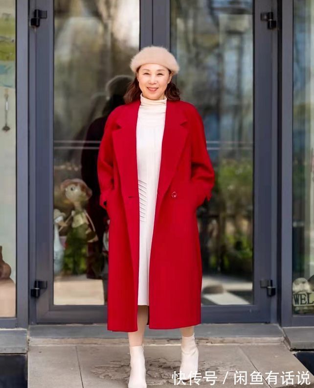 时髦|新年就该穿得喜庆,学65岁博主用一件红色大衣,搭出奶奶辈的时髦