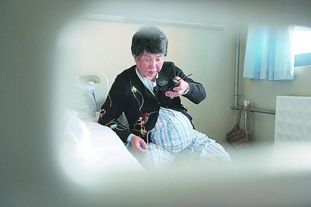 产子|10年前,那位不顾反对生下双胞胎女儿的60岁老人,如今过得怎样?