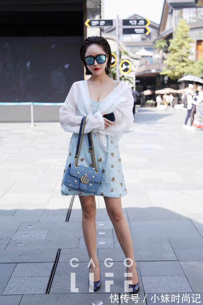 街拍 成都街拍,休闲牛仔裤搭配红黑格子衬衫,简约随意又百搭