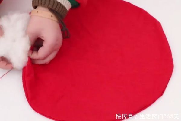 实用|把锅盖放在旧衣服上,剪一剪,缝一缝,放在家里超实用!