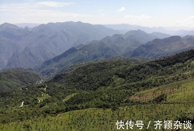 巴山大峡谷|航拍夏日的巴山大峡谷，青山连绵起伏耸立云中