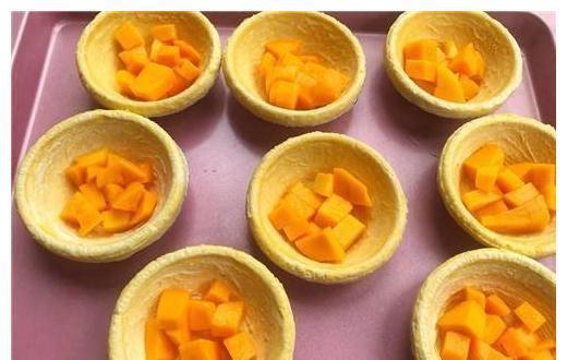 芒果新吃法，包好烤一下，大家都抢着吃，做一盘还不够吃！超懒人