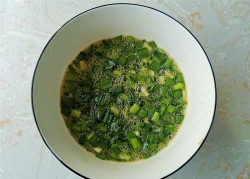 把韭菜切成段和鸡蛋一起炒，放在一起炒，不容易消化，吃韭菜最讲究季节