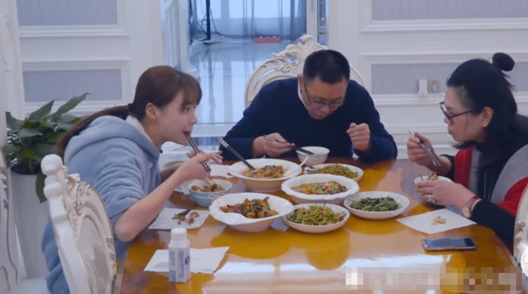 全家|沈梦辰全家吃鱼，有谁留意她骨头吐在哪里了网友怒赞