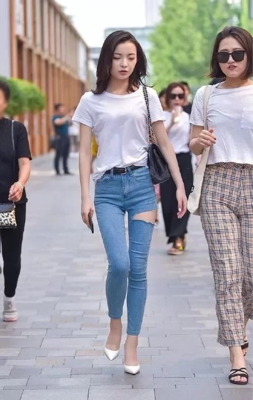 路人街拍穿牛仔裤的小姐姐，这破洞有点个性啊，时尚感满分