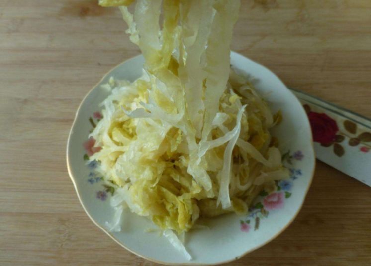 教你在家腌酸菜，省力又不占地方，一次腌10罐都嫌少，咋做都好吃