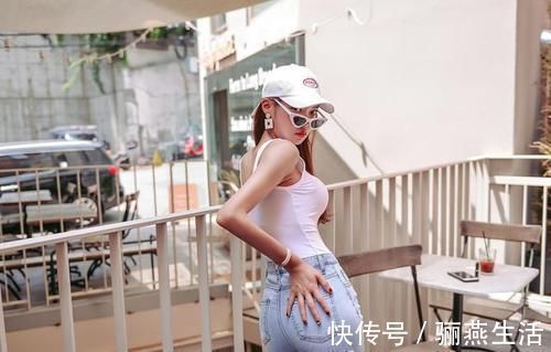 美搭 潮范儿美搭俏皮中带点性感的女生,应该是很多人喜欢的类型吧