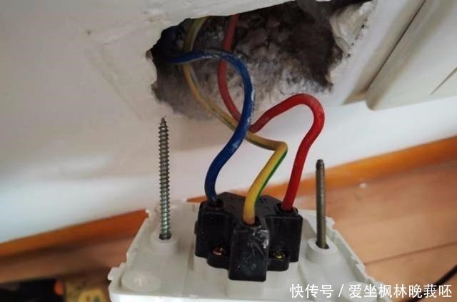 最后气|刚入住插座就烧成碳了,只因装修时多说一句话,业主恨死电工了!