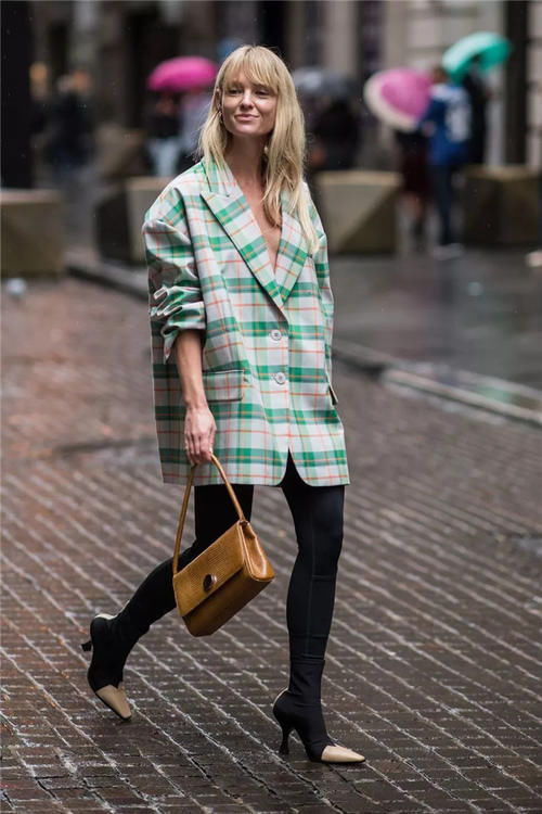 品位|今冬“过膝袜”可少不了,遮肉保暖又减龄,有品位的女人最爱穿它