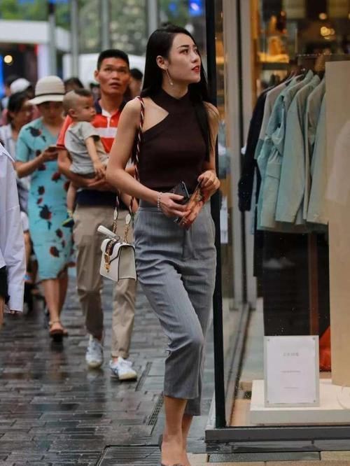 美女|街拍美女辣妈风韵成熟有女人味,曲线身姿妖娆盛世美颜