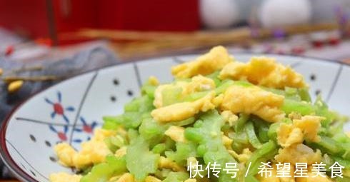 夏日|一个方法能快速去除苦瓜的苦味,脆嫩爽口,夏日必备的苦瓜炒蛋!