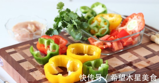 桌子|这道菜是一种网红吃法,色泽艳丽,上桌子上分分钟就没了!