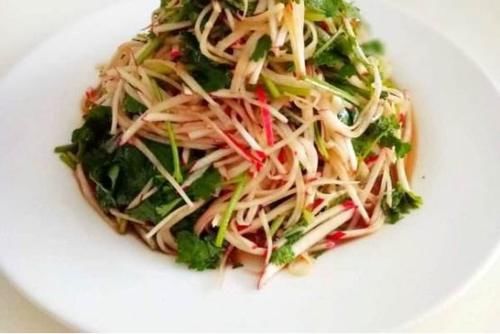  每天精选不同菜肴给大家，摆放好辣子鸡丁，生活需要的是一日三餐吃好