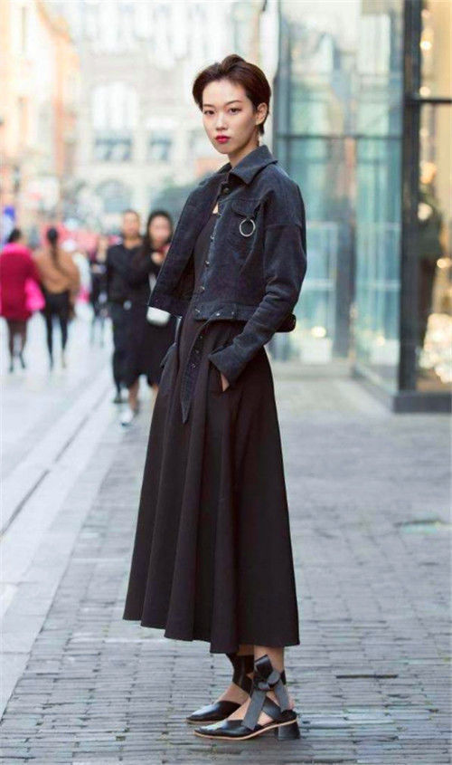 外套|酷酷的短发小姐姐,黑色长裙配黑色外套,感觉被撩到了