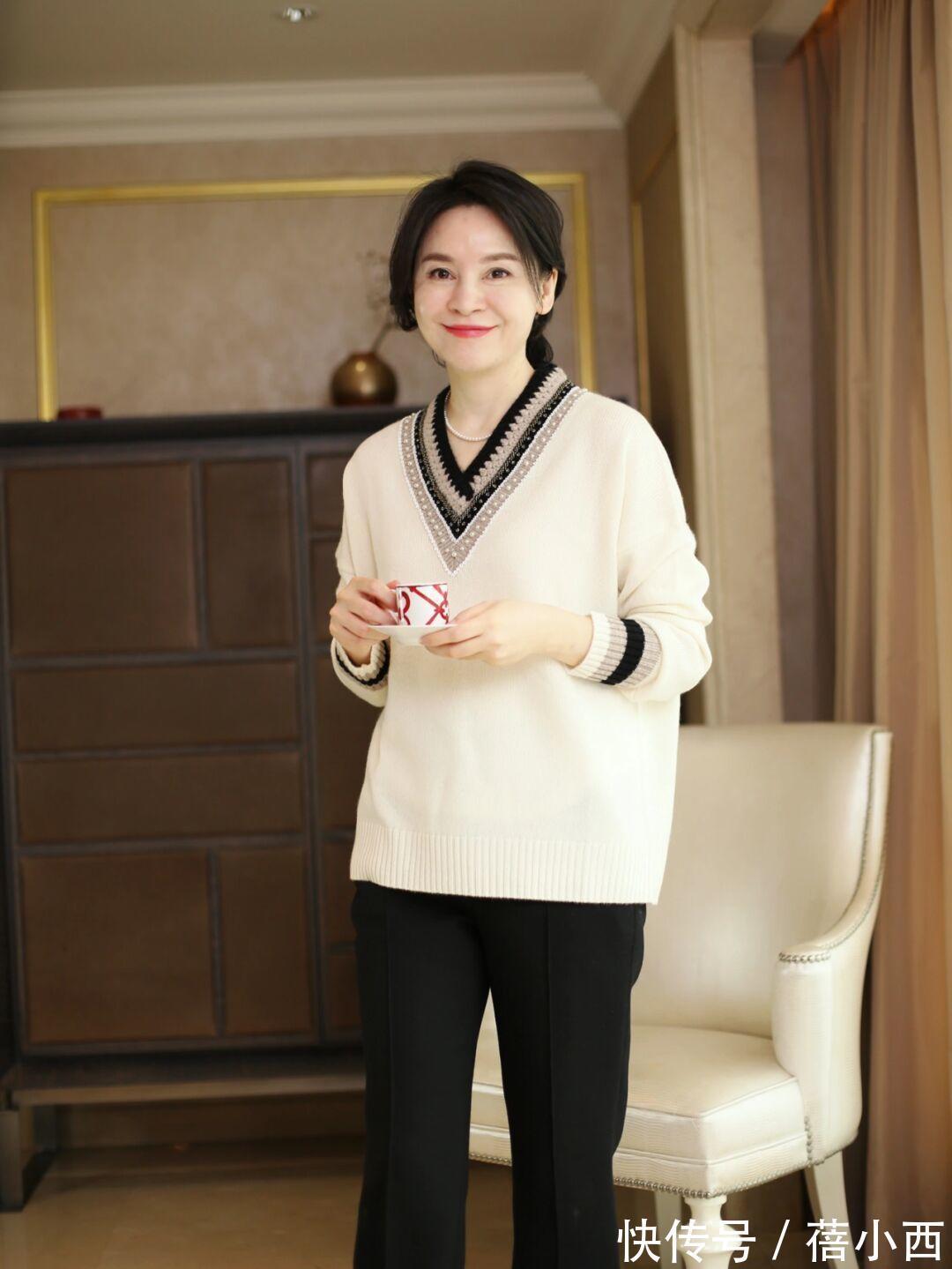 直筒裤 奔三奔四的女人,毛衣“穿松不穿紧”,不仅显身段还很优雅气质