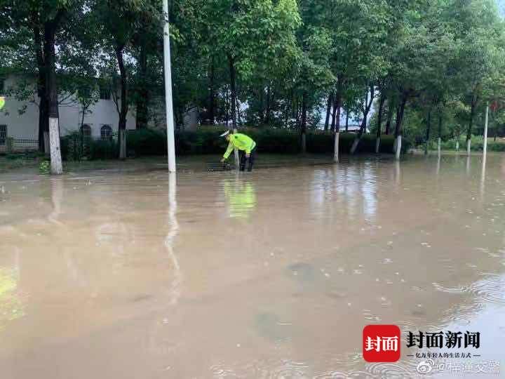 服务队|四川梓潼多个乡镇遭遇暴雨袭击 党员服务队到一线防汛减灾