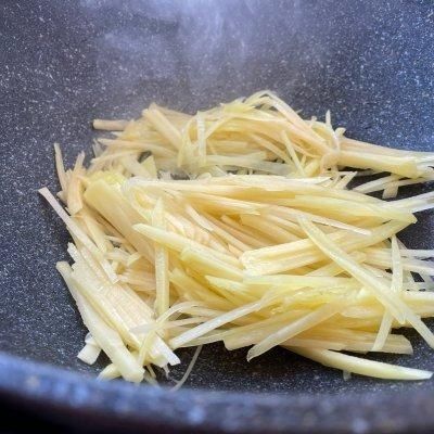 大厨教你这么做辣白菜土豆丝炒饭，分分钟就可以学会