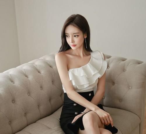 小姐姐|小姐姐展现完美身姿，欧式斜肩褶浪优雅鱼尾裙，衬托出满满的风情
