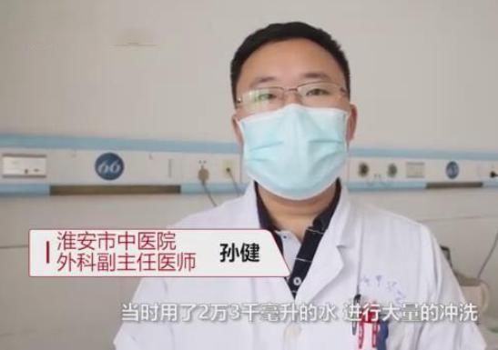 男子饭后肚子发生爆炸,医生从其腹腔吸出3000毫升粪水