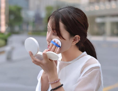 场合|“睡衣妈妈”接孩子走红,引网友争议:学校门口穿睡衣合适吗?