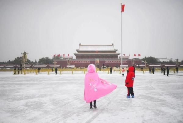 游玩|北京大雪降温 游客在天安门广场游玩