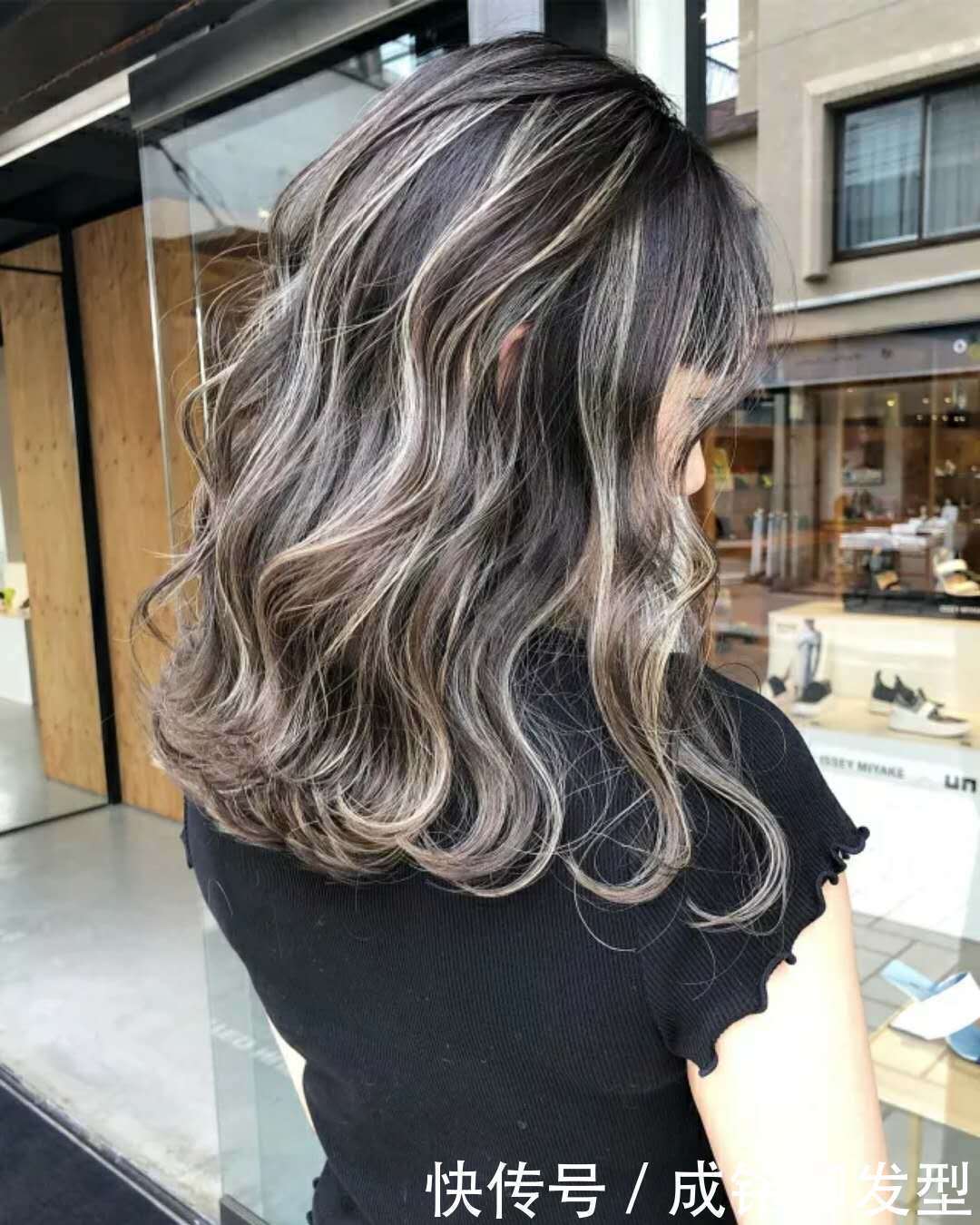 还在为白发多而发愁?这些网红却专门染花白发,的确很潮的感觉