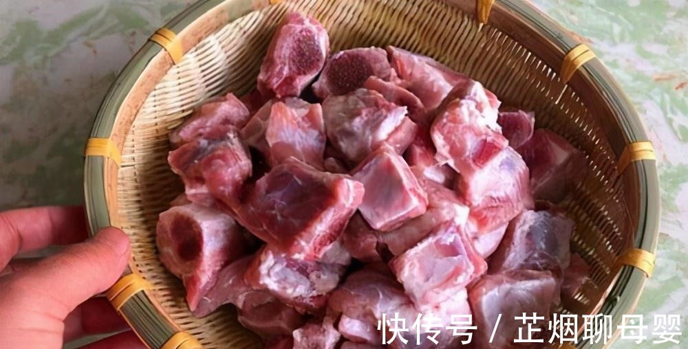 排骨里放2个苹果,原来有这么多好处,老人小孩都适合,太解馋了