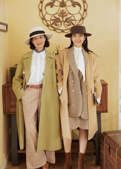 50岁的女人，大衣尽量别穿纯黑色，学三木妈妈这样搭，真优雅