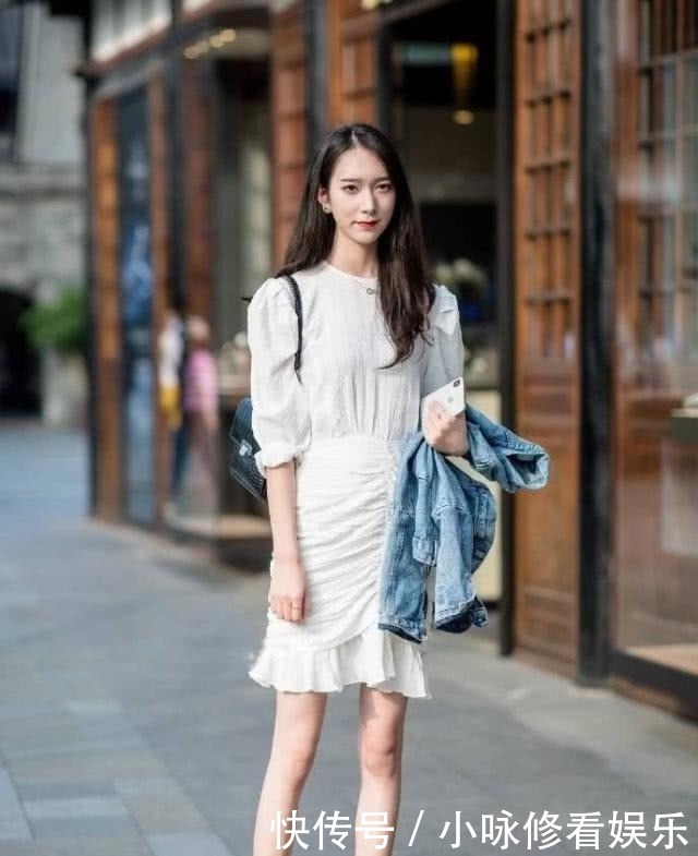 清清爽爽|街拍:粉色的针织衫搭配蓝色牛仔裤,清清爽爽的还很显腿长