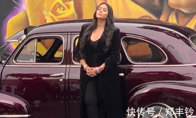 瓦妮莎|瓦妮莎为保罗颁奖,身形比保罗还大一圈,穿宽松衣服遮挡发福身材