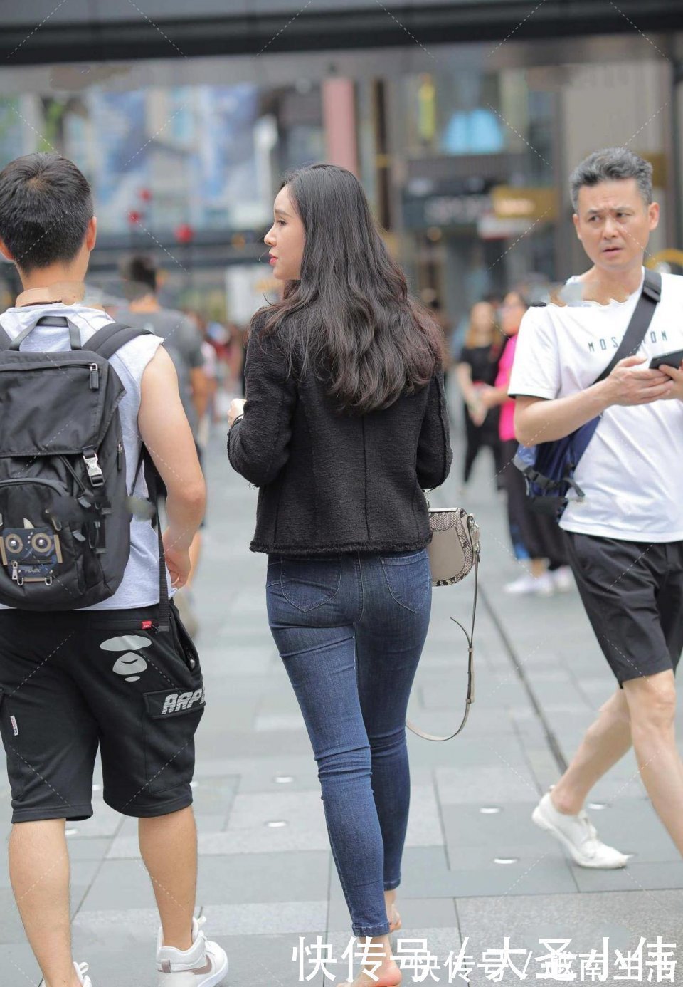 位数|美女街拍:腿这么长的小姐姐,彩礼要个6位数不过分吧,若你不愿意当我没说