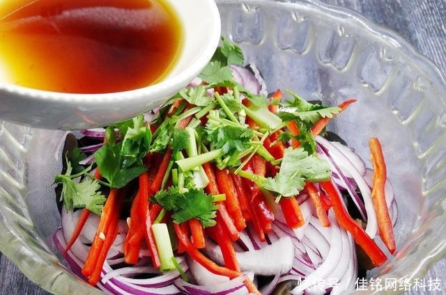 炒木耳,“噼啪”声太吓人!大厨教你技巧,不炸不溅油,轻松解决