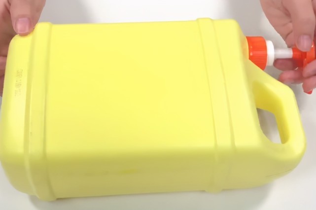 谁还买熨斗啊洗洁精瓶切两刀,衣服1秒变平整,真是太聪明了