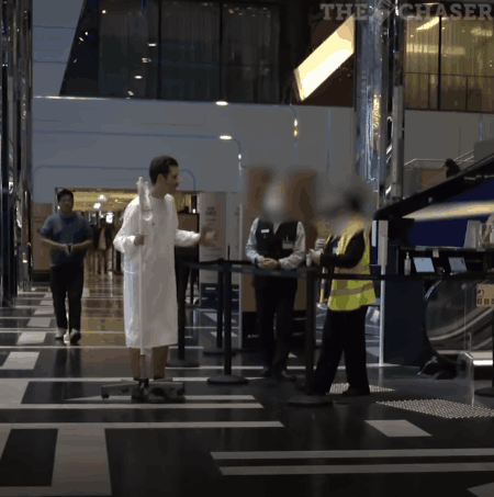 阿列克薩|為了驗(yàn)證商場(chǎng)測(cè)體溫是不是形式，油管博主把腦門捂到48度