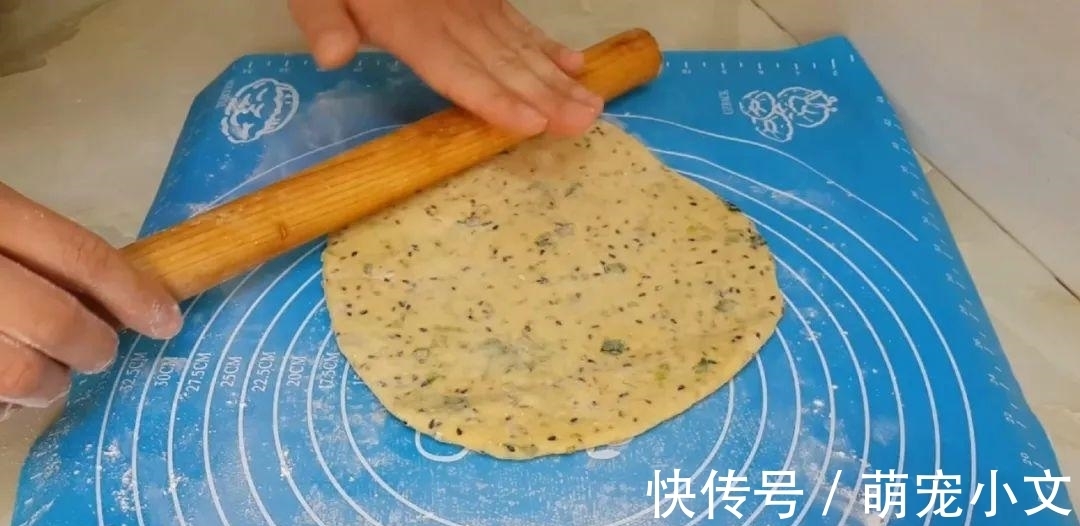 芝麻鸡蛋这样做，撒1把葱花，比鸡蛋饼都好吃，出锅孩子抢着吃