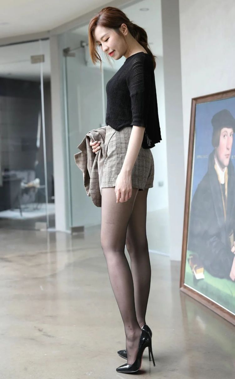 尖头 职业女性着装别困惑,两件套西装裙+尖头细跟鞋,穿出高级轻熟风