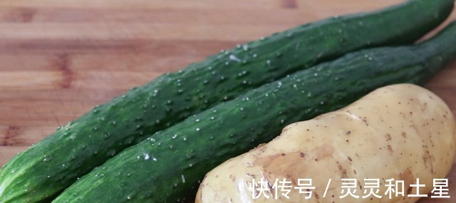 黄瓜片|2根黄瓜，1个土豆，简单一做，看着就馋人了，上桌就扫光！