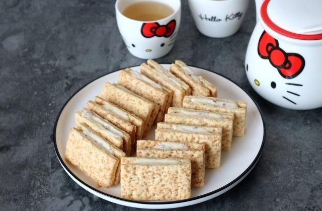 它是新网红饼干，10分钟做好，咬一口咯吱脆，比雪花酥还好吃