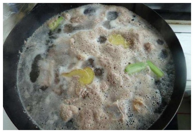 炖肉时产生的浮沫,是精华还是脏东西要撇去吗看完涨知识了