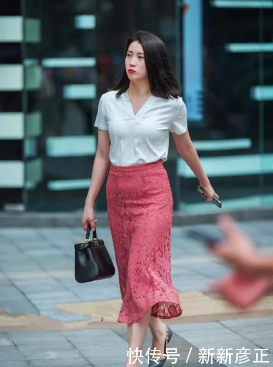 街拍街拍皎若秋月的美女,身穿吊带连衣裙,青春靓丽