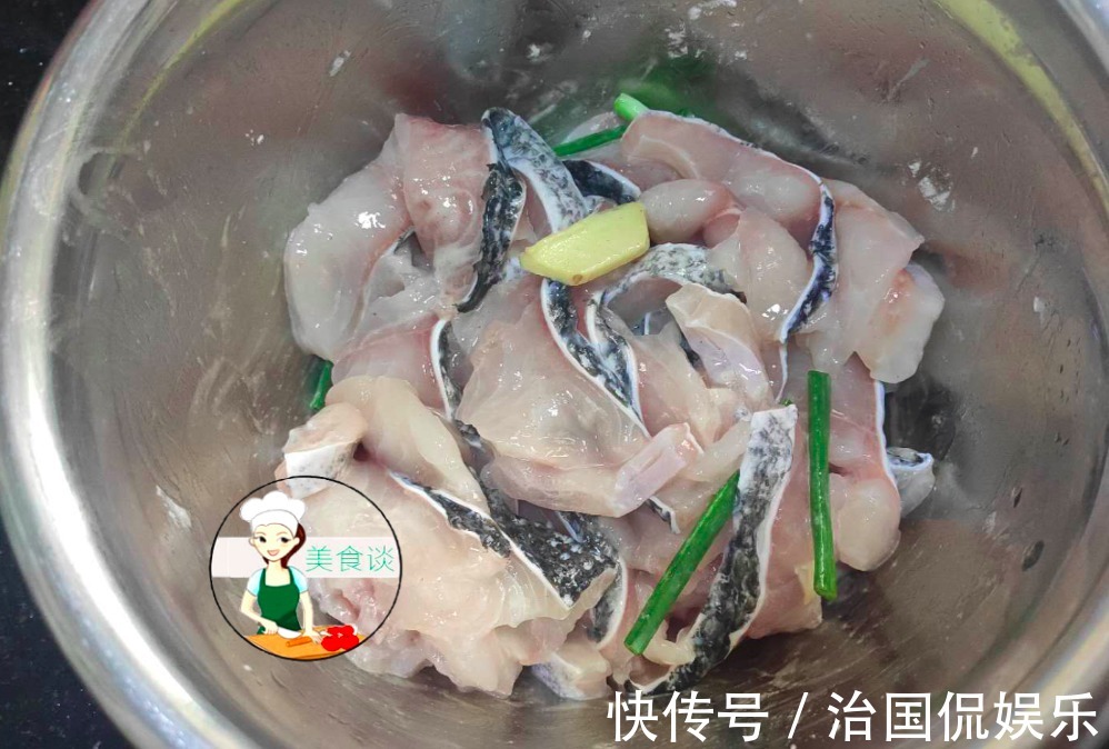 煮鱼片时,第一步先下锅就错了,厨师长教您一招,鱼嫩滑不腥不散
