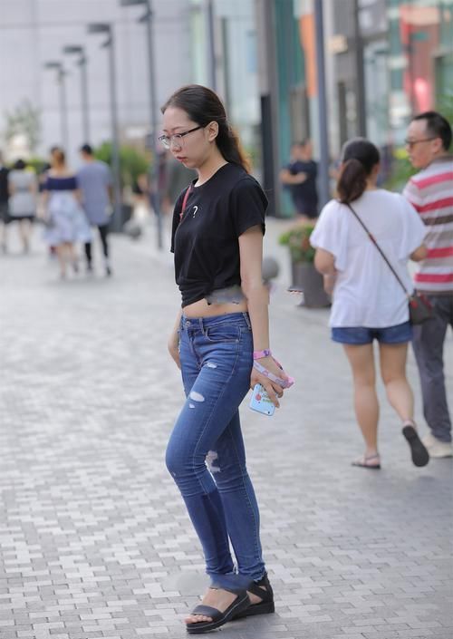  感强|短袖“绑”起来穿，设计感强，简单好看又时尚