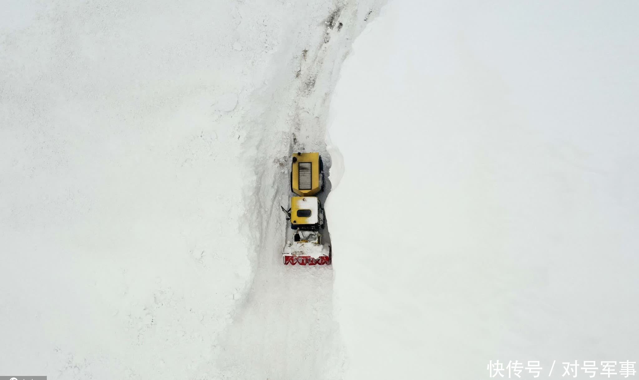 照片|土耳其穆什积雪深厚 航拍扫雪车清理道路