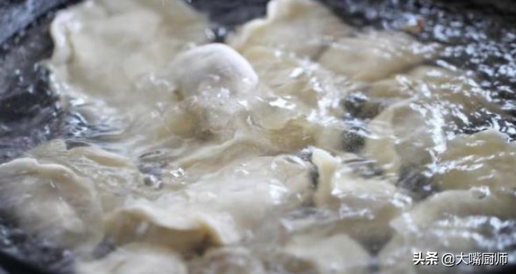 煮饺子要不要盖锅盖？什么时候盖？不懂的要看看，难怪总是煮破皮