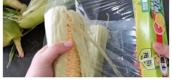 保鲜膜|嫩玉米吃不完，别直接冷冻，教你3招，放1年还鲜嫩好吃！