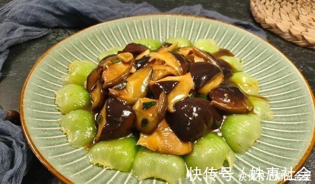 香菇|香菇和油菜是绝配,这样做好吃又好看,每次炒一盘,汤汁都不剩