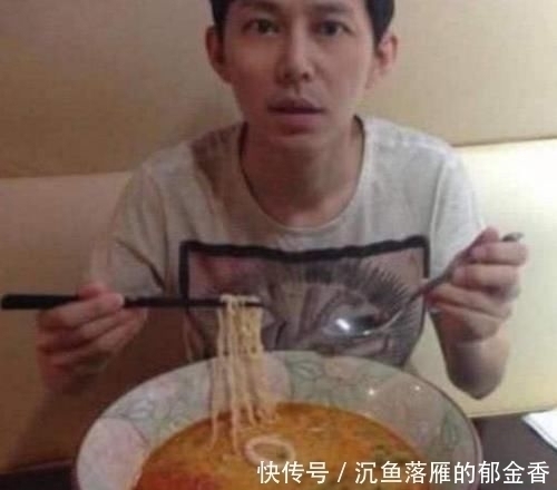 结账|何炅的面馆一夜走红,1人吃了3碗“牛肉面”,结账时逗我玩呢